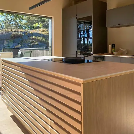 Modern House At Rossesund 度假居 肖姆