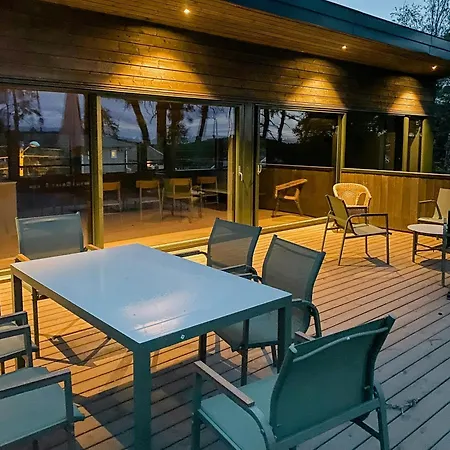 Modern House At Rossesund 度假居